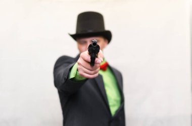 Casus. Gizli servis. Detecive Ajan tutar elinde silah tabanca ve hedef. Retro gangster beyaz arka plan üzerinde izole. 