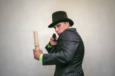 Casus. Gizli detecive Ajan tutan elleri ve kanıt bilgi ödün ile gizli belgeler silah tabanca ve kaçmak. Retro gangster. 