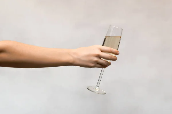 Mão Feminina Segurando Uma Taça Champanhe Isolada Fundo Branco — Fotografia de Stock