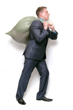 Beyaz arka plan üzerinde izole çöp çöp torbası süpürge adamla. Temizlik ajansı kavramı. Atık iş geri dönüşüm.