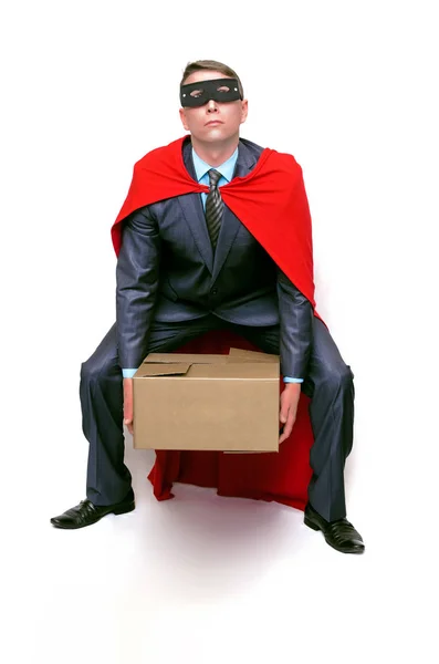 Levering Man Super Held Met Zware Kartonnen Doos Handen Geïsoleerd — Stockfoto