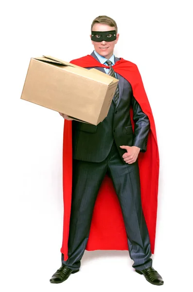 白い背景で隔離の手で段ボール箱の配達男スーパー ヒーロー 配信サービスのコンセプト — ストック写真