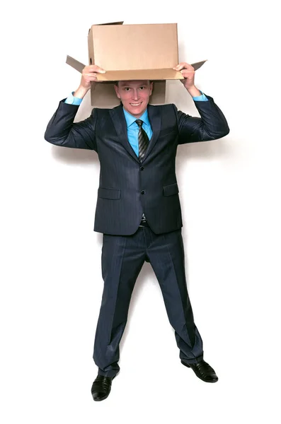 Szczęśliwy Biznesmen Ukrywa Jego Twarz Wewnątrz Pudełka Nad Głową Zaglądając — Zdjęcie stockowe