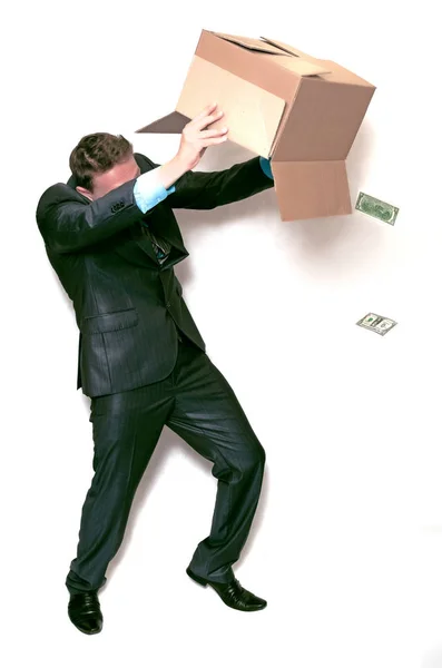 商人拿着一个纸板箱 从它身上抖出来 在白色的背景下把钱存起来 — 图库照片