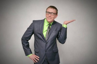 Meraklı iş adamı dikkatle üzerinde izole gri arka plan dinler. Sırlarını anlatmaya.