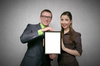 En iyi çalışan veya öğrenci kadar sahte diploma sertifika ödüllendirme. Kazanan ödül töreni kavramı. Bir kişi boş bir diploma kopya alanı ile başka bir kişiye teslim. En iyi çalışan veya öğrenci.