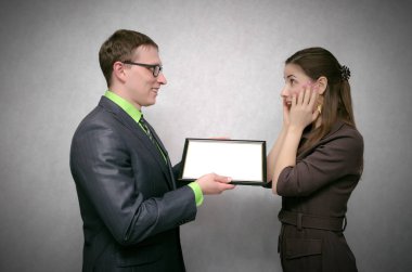 En iyi çalışan veya öğrenci kadar sahte diploma sertifika ödüllendirme. Kazanan ödül töreni kavramı. Bir kişi boş bir diploma kopya alanı ile başka bir kişiye teslim. En iyi çalışan veya öğrenci.