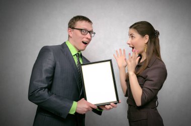 En iyi çalışan veya öğrenci kadar sahte diploma sertifika ödüllendirme. Kazanan ödül töreni kavramı. Bir kişi boş bir diploma kopya alanı ile başka bir kişiye teslim. En iyi çalışan veya öğrenci.