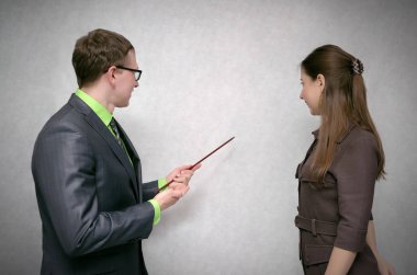 İş proje sunumu. Öğretmen Okulu işaretçi tarafından okul yönetimi kopya alanı işaret eder ve gri arka plan üzerinde izole öğrenci kız ders Tema açıklar. Eğitim kavramı.