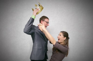 Güç için yarışı. Mücadele kavramı birincilik. Adam aldı ve taç gri arka plan üzerinde izole başka bir kadın için vermek değil.