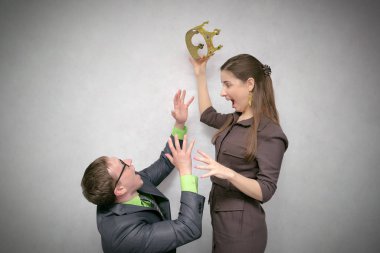 Güç için yarışı. Mücadele kavramı birincilik. Kadın aldı ve taç gri arka plan üzerinde izole başka bir adamla vermedi.