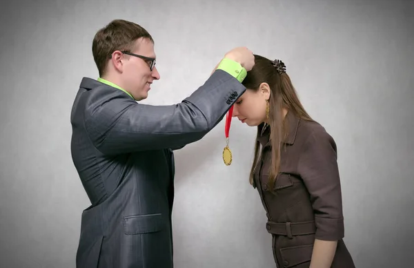 Recompensa Una Persona Con Una Medalla Oro Por Primer Lugar —  Fotos de Stock