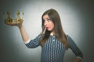 Kadın altın bir taç üzerinde görünüyor ve düşünme elinde tutuyor. Kazanan. Yetki.