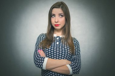 Ciddi kırgın ve hayal kırıklığına kadın üzerinde izole gri arka plan düşünüyor.