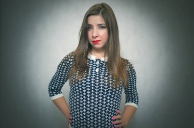 Bahaneler ve açıklamalar için bekleyen kırgın ve kızgın kadın ve izole üzerinde gri arka plan kınayarak bakıyor.