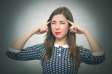 Dalgın kadın düşünme ve gri arka plan üzerinde izole bir sorunu çözmeye çalışın. Depresyon meditative hüzünlü kız.