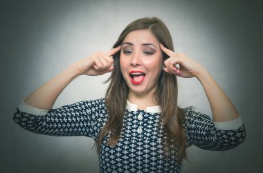 Dalgın kadın düşünme ve gri arka plan üzerinde izole bir sorunu çözmeye çalışın. Depresyon meditative hüzünlü kız.