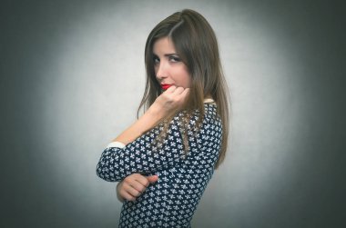 Üzgün kırgın ve hayal kırıklığına kadın üzerinde izole gri arka plan düşünüyor.