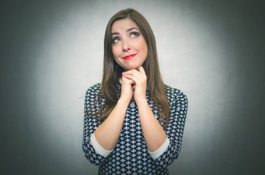 Mutlu hüzünlü kadın rüya ve izole üzerinde gri arka plan merak.