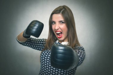 Kızgın kendine güvenen kadın boks eldiven yalıtılmış üzerinde gri backgroung bağırarak. Kötü memnun karısı. Kadın rekabet.