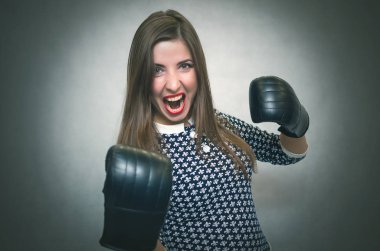 Kızgın kendine güvenen kadın boks eldiven yalıtılmış üzerinde gri backgroung bağırarak. Kötü memnun karısı. Kadın rekabet.