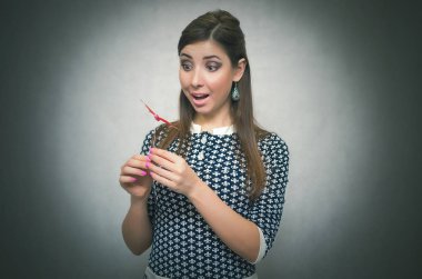 İçinde tutan mutlu neşeli unconcern kadın bir oyuncak kırmızı kelebek el ve hayran olduğunu. Masum heyecanlı kız kavramı. Kaygısız bahavior. Rüya kız.