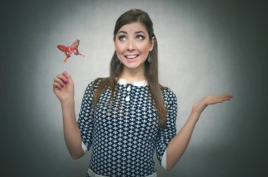 İçinde tutan mutlu neşeli unconcern kadın bir oyuncak kırmızı kelebek el ve hayran olduğunu. Masum heyecanlı kız kavramı. Kaygısız bahavior. Rüya kız.