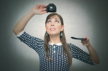 Kahve gerek. Kahve eksikliği. Kahve zamanı. Öğle yemeği molası. Karışık kadın tutan bir fincan kahve eller ve gri arka plan üzerinde izole bardağa görünüyor.