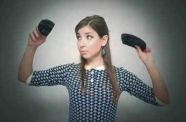 Kahve gerek. Kahve eksikliği. Kahve zamanı. Öğle yemeği molası. Karışık kadın tutan bir fincan kahve eller ve gri arka plan üzerinde izole bardağa görünüyor.