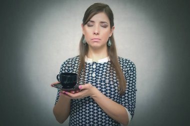 Kahve molası. Kahve zamanı. Öğle yemeği molası. Kahve için seviyorum. İçinde tutan kadın kahve eller ve gri arka plan üzerinde izole kokuyor.