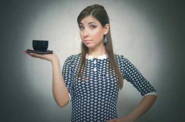 Kahve molası. Kahve zamanı. Öğle yemeği molası. Ciddi ve kendinden emin bir kadın elinde bir fincan kahve gri arka plan üzerinde izole tutan. Kahve kavramı için ihtiyaç.