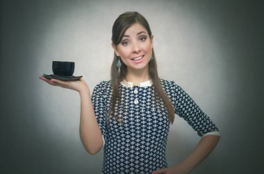 Kahve molası. Kahve zamanı. Öğle yemeği molası. Bir fincan kahve gri arka plan üzerinde izole elinde tutan mutlu gülümseyen kadın.