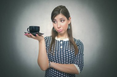 Kahve molası. Kahve zamanı. Öğle yemeği molası. Kahve için seviyorum. İçinde tutan kadın kahve eller ve gri arka plan üzerinde izole kokuyor.