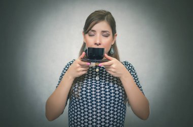 Kahve molası. Kahve zamanı. Öğle yemeği molası. Kahve için seviyorum. İçinde tutan kadın kahve eller ve gri arka plan üzerinde izole kokuyor.