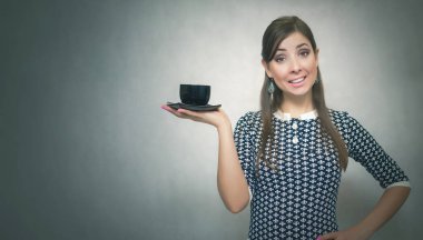 Kahve molası. Kahve zamanı. Öğle yemeği molası. Bir fincan kahve gri arka plan üzerinde izole elinde tutan mutlu gülümseyen kadın.