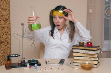 Kimya ders duygusal öğrenci kız. Eczacı veya eczacı kadın. Bilimsel deney arka plan. Kimyasal laboratuvar kavram genç Stajyer.