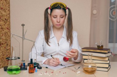 Kimya ders duygusal öğrenci kız. Eczacı veya eczacı kadın. Bilimsel deney arka plan. Kimyasal laboratuvar kavram genç Stajyer.