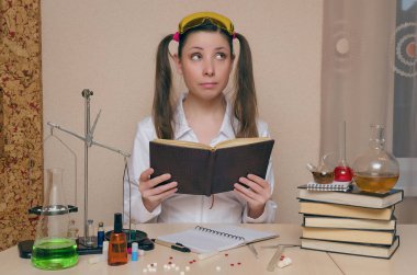 Kimya ders duygusal öğrenci kız. Eczacı veya eczacı kadın. Bilimsel deney arka plan. Kimyasal laboratuvar kavram genç Stajyer.