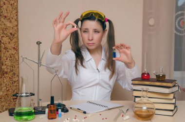 Kimya ders duygusal öğrenci kız. Eczacı veya eczacı kadın. Bilimsel deney arka plan. Kimyasal laboratuvar kavram genç Stajyer.