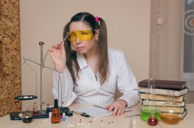 Kimya ders duygusal öğrenci kız. Eczacı veya eczacı kadın. Bilimsel deney arka plan. Kimyasal laboratuvar kavram genç Stajyer.