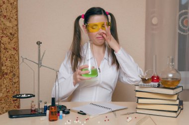 Kimya ders duygusal öğrenci kız. Eczacı veya eczacı kadın. Bilimsel deney arka plan. Kimyasal laboratuvar kavram genç Stajyer.