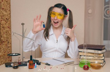 Kimya ders duygusal öğrenci kız. Eczacı veya eczacı kadın. Bilimsel deney arka plan. Kimyasal laboratuvar kavram genç Stajyer.