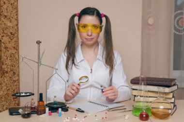 Kimya ders duygusal öğrenci kız. Eczacı veya eczacı kadın. Bilimsel deney arka plan. Kimyasal laboratuvar kavram komik stajyer.