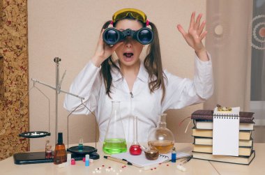 Kimya ders duygusal öğrenci kız. Eczacı veya eczacı kadın. Bilimsel deney arka plan. Kimyasal laboratuvar kavram komik stajyer.