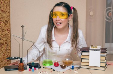 Kimya ders duygusal öğrenci kız. Eczacı veya eczacı kadın. Bilimsel deney arka plan. Kimyasal laboratuvar kavram komik stajyer.