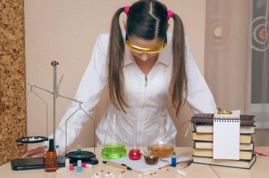 Kimya ders duygusal öğrenci kız. Eczacı veya eczacı kadın. Bilimsel deney arka plan. Kimyasal laboratuvar kavram komik stajyer.