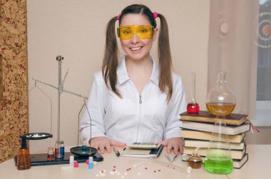 Kimya ders duygusal öğrenci kız. Eczacı veya eczacı kadın. Bilimsel deney arka plan. Kimyasal laboratuvar kavram genç Stajyer.