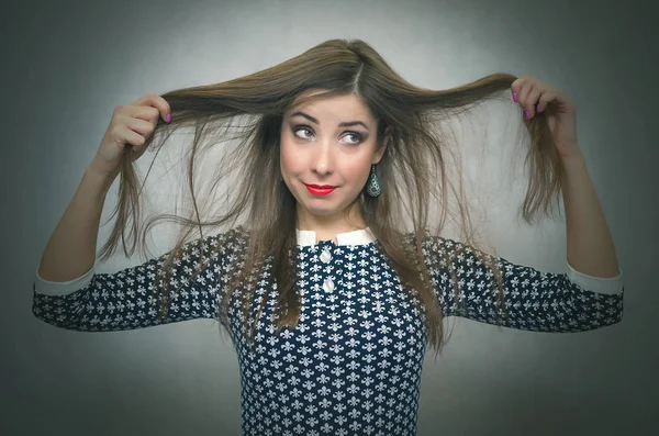 Şok sürpriz kadın saçlarını tarafından elleri üzerinde bir kafa tutuyor ve izole üzerinde gri arka planda çığlık atıyor. Aniden. Kazanmak.