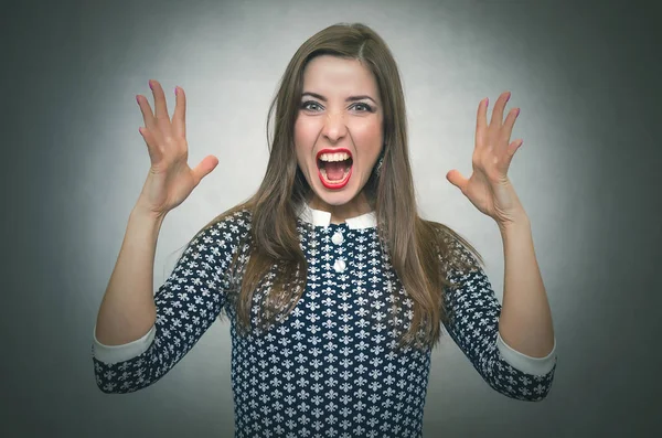 Kızgın tahriş kadın üzerinde izole gri arka plan bağırıyor. Tartışmalar. Kavga. Zorlu memnun patron.