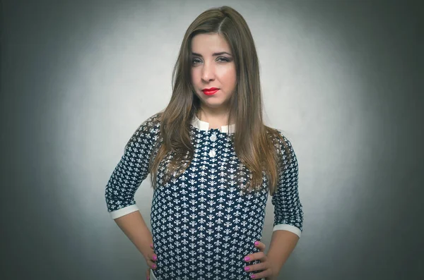 Bahaneler ve açıklamalar için bekleyen kırgın ve kızgın kadın ve izole üzerinde gri arka plan kınayarak bakıyor.